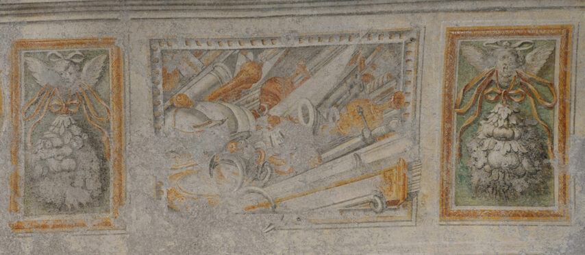 Orologio – iconografia – 17 – Trofei – Tartarelli SNS – DSC_8091