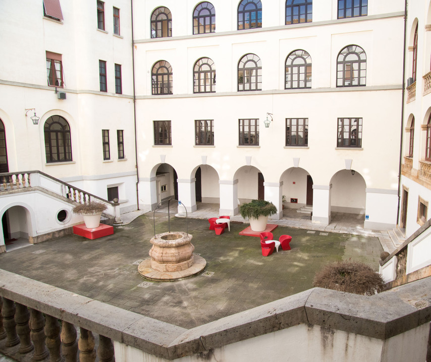 Carovana – interno – cortile – immagine 2 – Tartarelli SNS – Palazzo_Carovana-7935.JPGD [PH]
