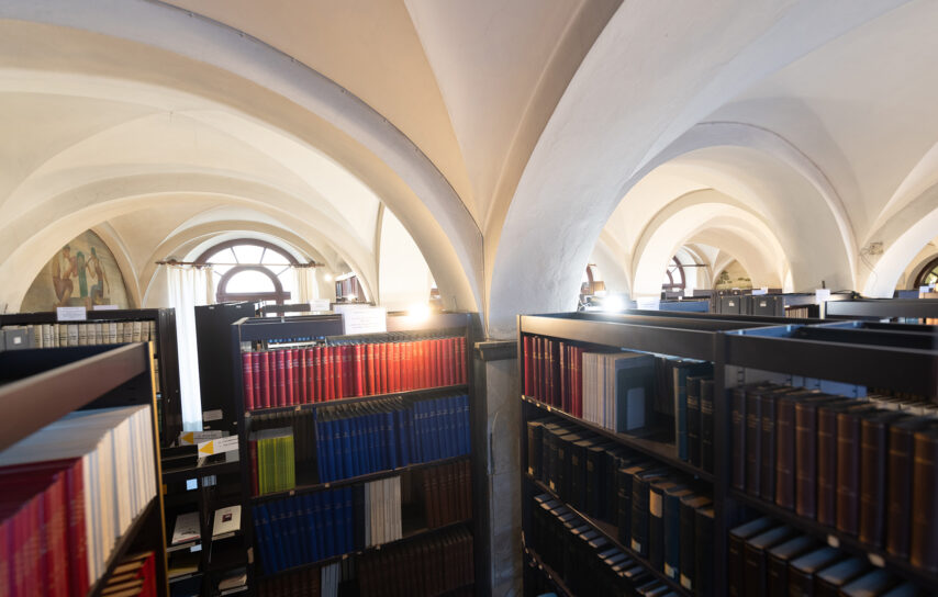 Carovana – Interno – Mensa – Libri – Tartarelli