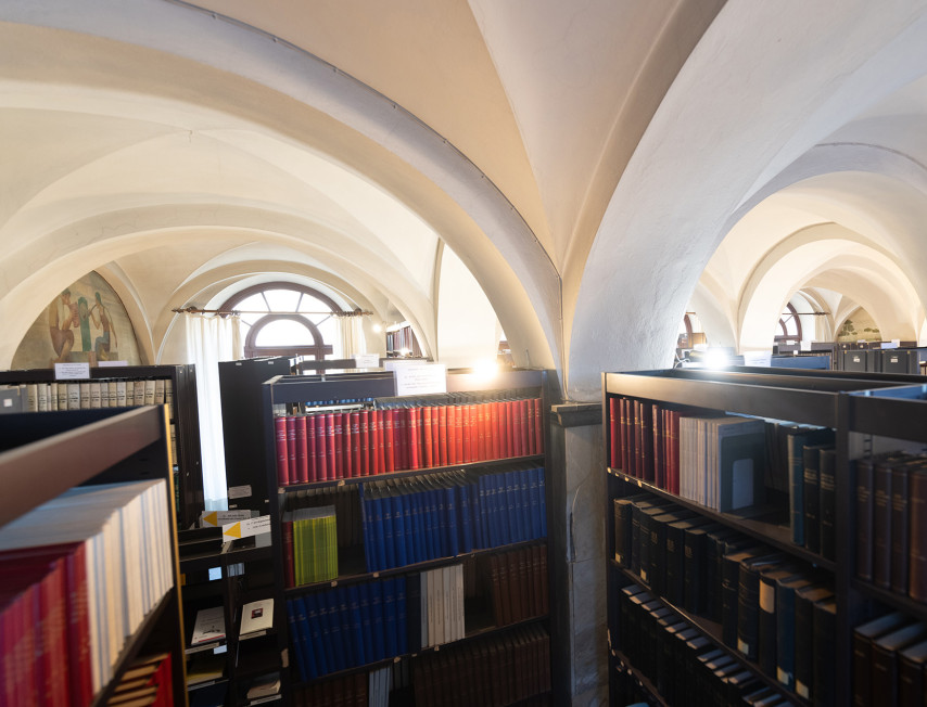 Carovana – Interno – Mensa – Libri – Tartarelli