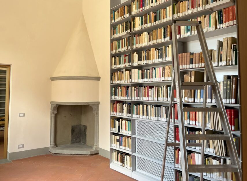 Orologio – interno – biblioteca – Leccese SNS – camini e scaffali