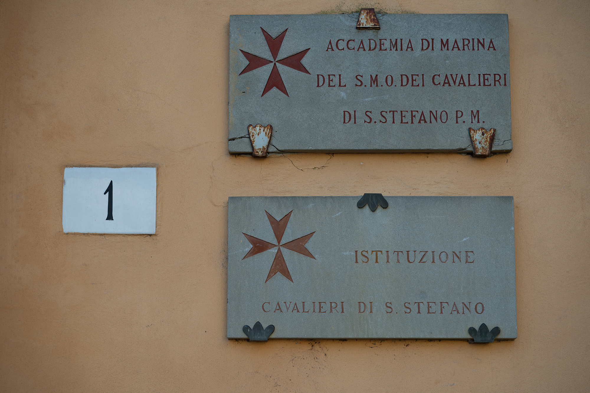 Palazzo Dodici – facciata – targhe – Tartarelli – DSC_0125