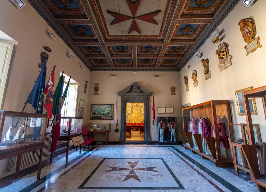 Palazzo Dodici – interno – sala degli stemmi – allestimento – Tartarelli – DSC_0311