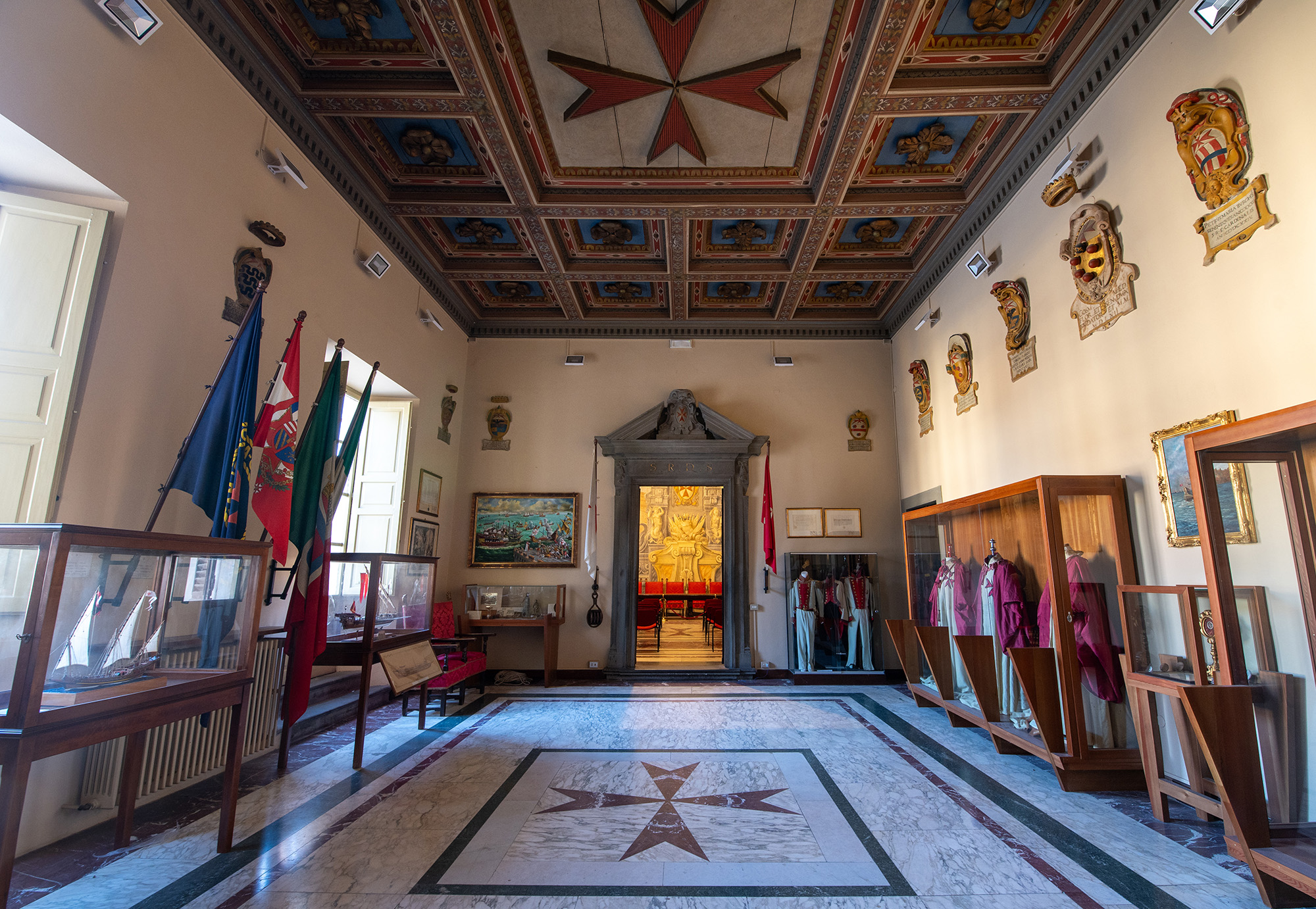 Palazzo Dodici – interno – sala degli stemmi – allestimento – Tartarelli – DSC_0311
