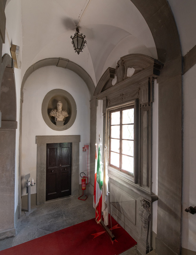 Palazzo Dodici – pianerottolo con busto Ferdinando – TARTARELLI – DSC_0340