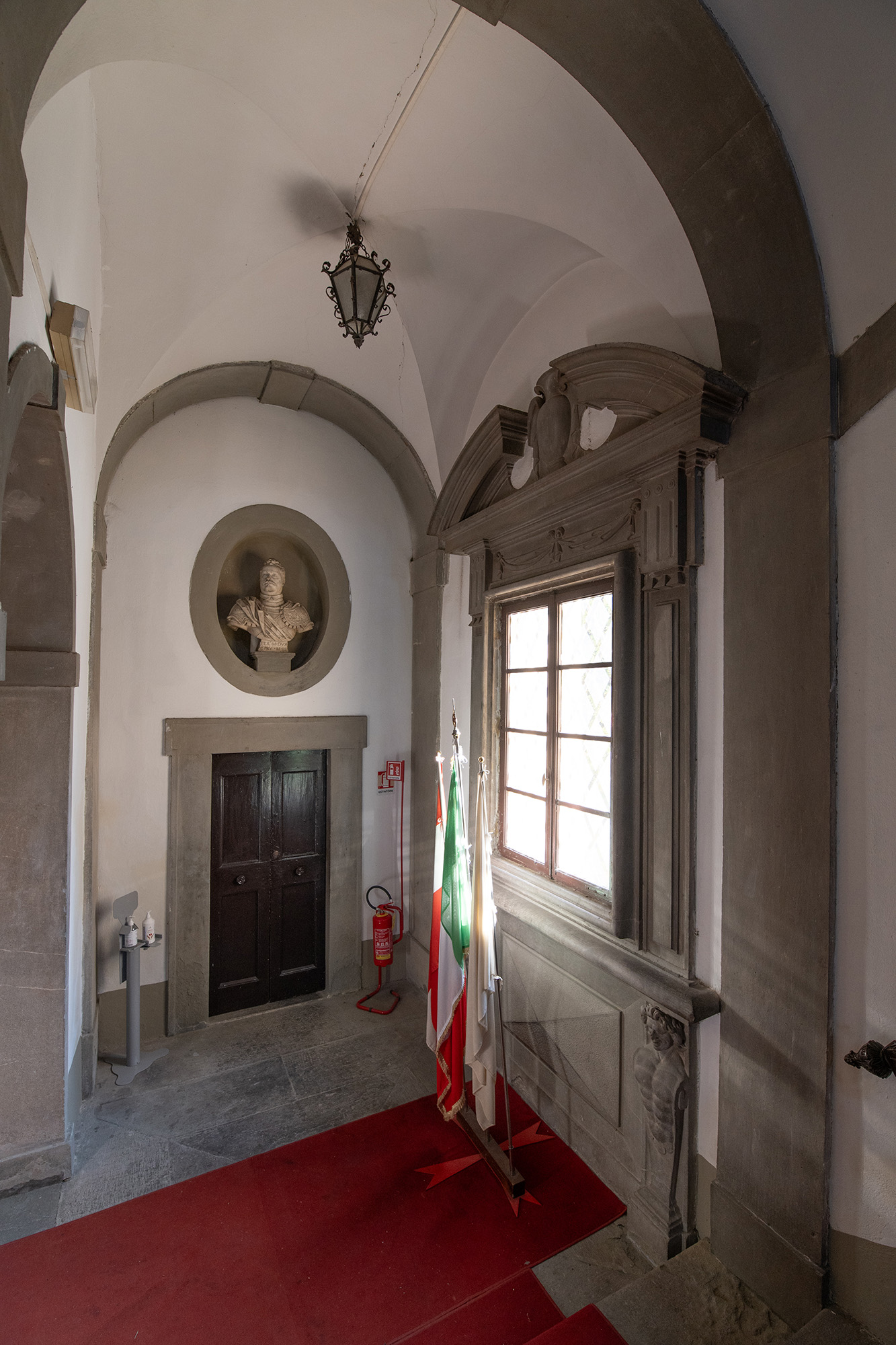 Palazzo Dodici – pianerottolo con busto Ferdinando – TARTARELLI – DSC_0340