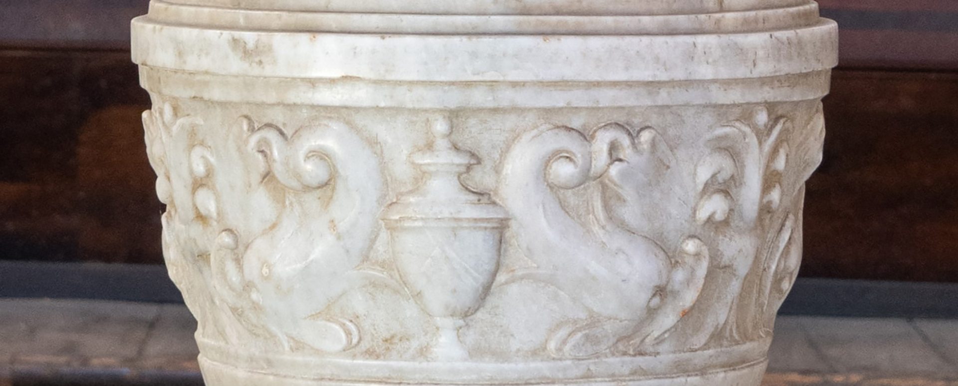 S. Stefano – acquasantiera, particolare – testata – TARTARELLI – 462-7307 – particolare