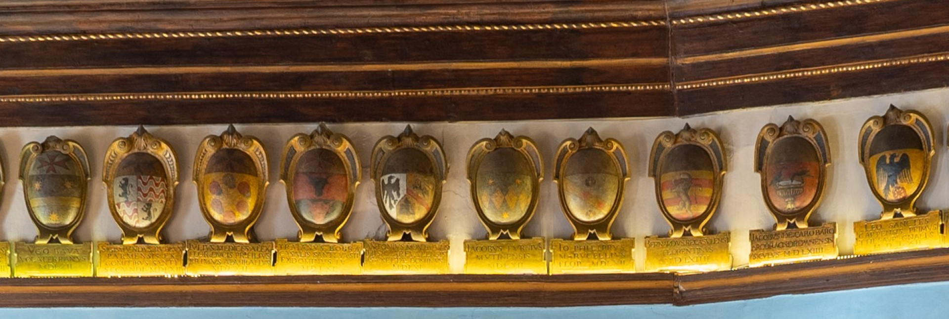Carovana – Sala Azzurra – stemma Giulio de’ Medici e altri – Pinna
