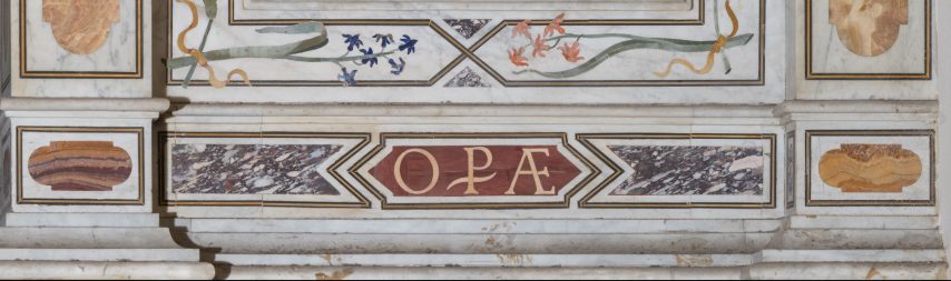 S. Stefano – pulpito, sigla OPERA – TARTARELLI – DSC_3060_particolare