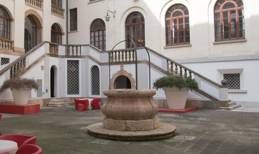 Carovana – cortile – Vera da pozzo_Tartarelli-7964